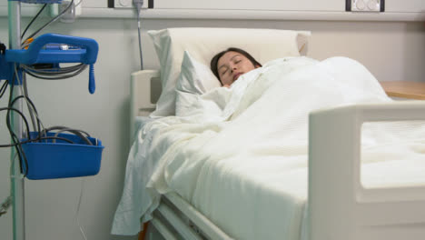 Patient-Schläft-Im-Krankenhausbett