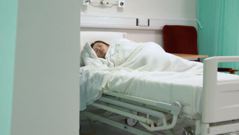 Patient-Schläft-Im-Krankenhausbett