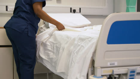 médico-Worker-Making-Bed-in-Hospital