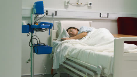 Paciente-acostado-en-la-cama-del-hospital