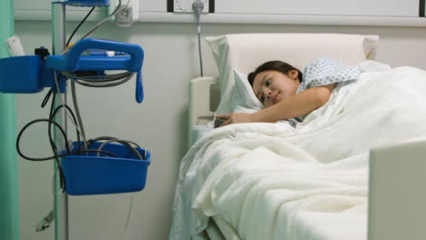 Patient-Benutzt-Telefon-Im-Krankenhausbett