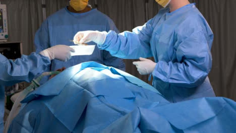 Chirurg-Nimmt-Chirurgisches-Instrument-Vom-Assistenten