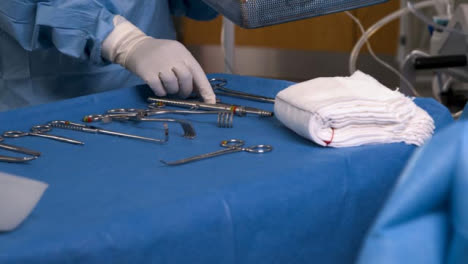 Medizinischer-Arbeiter,-Der-Chirurgische-Werkzeuge-Vorbereitet