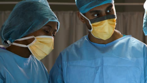 Dos-cirujanos-asintiendo-y-hablando