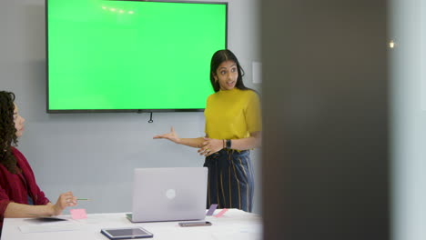 Frau,-Die-Treffen-Mit-Kollegen-Mit-Greenscreen-Leitet