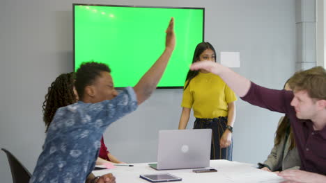 Gruppe-Von-Kollegen-Beim-Treffen-Mit-High-Five