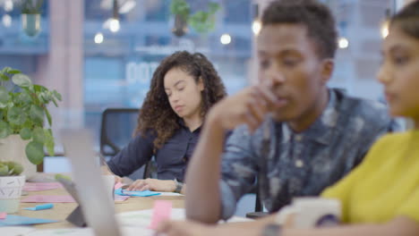 Pull-Focus-colleagues-working-together-in-open-plan-office