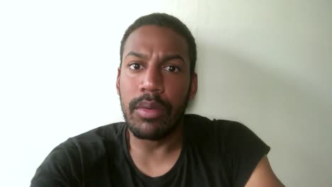 Hombre-Afroamericano-Recibe-Una-Buena-Llamada-De-Video-De-Noticias