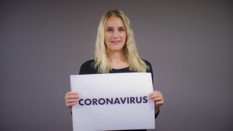 Joven-Rubia-Rasga-Signo-De-Coronavirus