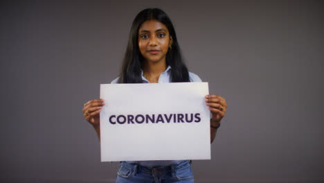 Mujer-Joven-Rasga-Coronavirus-Signo-Retrato