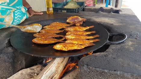 Pescados-Picantes-Se-Fríen-En-Una-Gran-Sartén-De-Hierro-Fundido-En-Un-Restaurante-Al-Lado-De-La-Carretera-Hogenakkal-Tamil-Nadu,-India