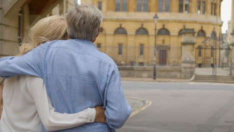 Kamerafahrt-Eines-Glücklichen-Paares-Mittleren-Alters,-Das-Eine-Städtereise-Genießt