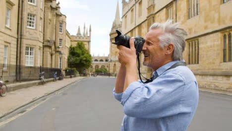 Seguimiento-De-Cerca-Del-Turista-De-Mediana-Edad-Tomando-Fotos-En-La-Ciudad