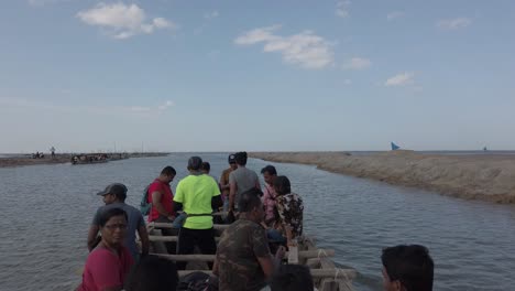 Irukkam-Insel-Andhra-Pradesh-Indien-20.-Juli-2019-Touristen,-Die-Mit-Einem-Boot-Zur-Insel-Irukkam-Im-Pulicat-see-Reisen