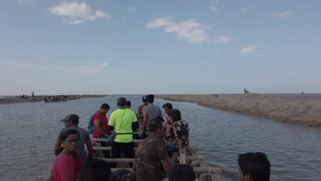 Isla-De-Irukkam-Andhra-Pradesh-India-20-De-Julio-De-2019-Turistas-Que-Viajan-En-Un-Barco-A-La-Isla-De-Irukkam-En-El-Lago-Pulicat