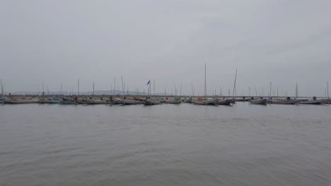 Weitwinkelaufnahme-Von-Fischerbooten,-Die-In-Der-Nähe-Einer-Anlegestelle-Auf-Der-Insel-Irukkam-Im-Pulicat-See-Andhra-Pradesh-Indien-Verankert-Sind