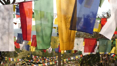 Hermoso-Tiro-De-Coloridas-Banderas-Budistas-Ondeando-En-El-Viento-En-La-Cuerda-Durante-Un-Día-Soleado
