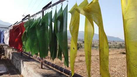 Wunderschöne-Bunte-Buddhistische-Flaggen,-Die-An-Einem-Sonnigen-Tag-Im-Wind-Flattern