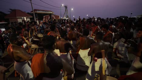 Varkala-Kerala-Indien-01.-Januar-2020-Weitwinkelaufnahme-Von-Musikern,-Die-Am-Vorabend-Des-Neuen-Jahres-Am-Strand-Von-Varkala-Chenda-Ein-Indisches-Schlaginstrument-Spielen