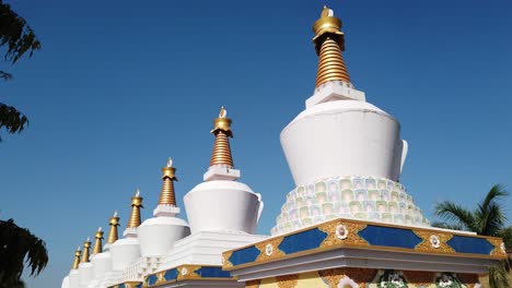 Kollegal-Karnataka-Indien-14.-März-2020-Weitwinkel-Neigungsauslegeraufnahme-Buddhistischer-Gebetsstupas-Im-Dhondenling-Kloster-An-Einem-Sonnigen-Tag