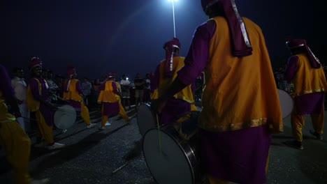 Varkala-Kerala-Indien-Eine-Gruppe-Von-Trommlern,-Die-Am-Vorabend-Der-Neujahrsfeier-Spielen
