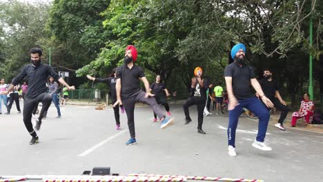 Bengaluru-Karnataka-Indien-1.-September-2019-Zeitlupenaufnahme-Eines-Punjabi-Flashmobs,-Der-An-Einem-Hellen-Tag-Zu-Einem-Lied-Im-Cubbon-Park-Tanzt