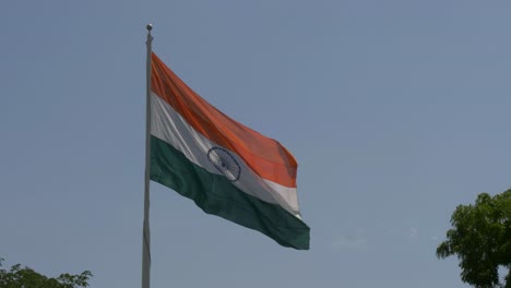 Cerrar-La-Bandera-India-Gigante-Ondeando-En-Viento-Fuerte