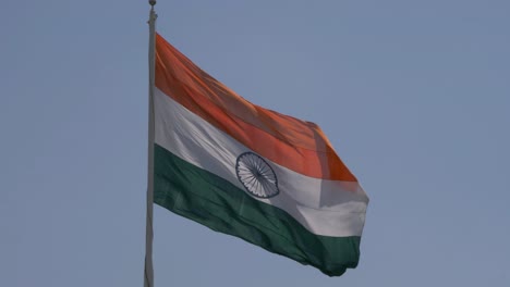 Nahaufnahme-Der-Riesigen-Indischen-Flagge,-Die-Im-Wind-Flattert