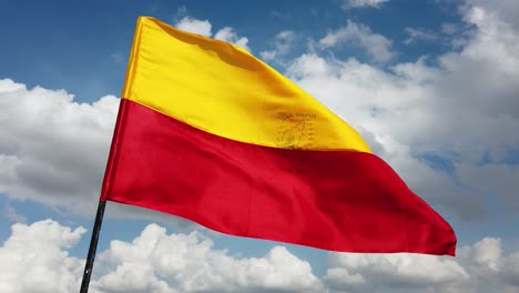 Nahaufnahme-Der-Offiziellen-Flagge-Des-Südindischen-Bundesstaates-Karnataka,-Die-Gegen-Den-Himmel-Und-Die-Wolken-Im-Hintergrund-Fliegt