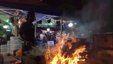 Bangalore,-Karnataka-/-India---26-De-Mayo-De-2019:-Un-Hombre-Preparando-Estacas-En-Una-Losa-De-Roca-En-Una-Tienda-De-Carretera-En-Bangalore-Durante-El-Festival-De-Ramzan