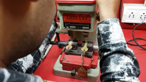 Bengaluru,-Karnataka-/-India-Closeup-of-a-worker-making-a-duplicate-key-with-a-machine