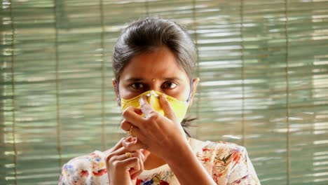 Primer-Plano-De-Una-Mujer-India-Que-Muestra-Cómo-Usar-Una-Máscara-De-Seguridad-N95-Correctamente-Para-Protegerse-Del-Coronavirus-Covid19