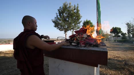 Kollegal,-Karnataka/indien---14.-März-2020:-Ein-Junger-Mönch,-Der-Ein-Traditionelles-Tibetisch-buddhistisches-Gewand-Trägt,-Der-Auf-Einer-Plattform-Ein-Ritual-Mit-Feuer-Durchführt