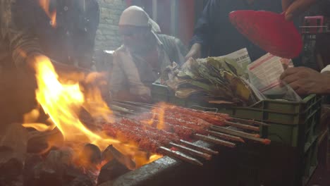 Bangalore,-Karnataka,-India,-26-De-Mayo-De-2019-Un-Hombre-Preparando-Brochetas-De-Carne-En-Una-Tienda-De-Carretera-En-Bangalore-Durante-El-Festival-De-Ramzan