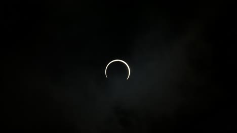 Vista-De-Cerca-Del-Eclipse-Solar-Anular-Que-Se-Acerca-A-Su-Totalidad