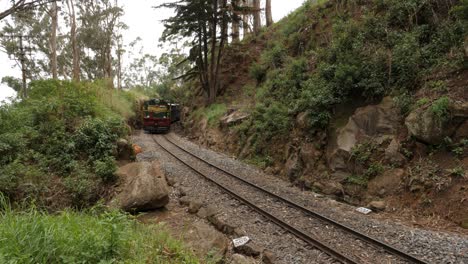 Ooty-Tamil-Nadu-Indien-Mittlere-Weitwinkelaufnahme-Des-Weltberühmten-Einzigen-Zahnradzugs-In-Indien,-Der-Auf-Dem-Nilgiri-Gebirge-Läuft