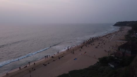 Toma-Panorámica-De-Gran-Angular-De-La-Hermosa-Playa-Del-Acantilado-En-Kerala-Durante-El-Atardecer