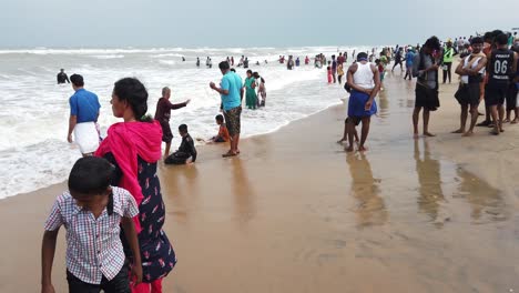 Velankanni-Tamilnadu-Indien-7.-Dezember-2019-Schwenkaufnahme-Der-Touristen,-Die-An-Einem-Bewölkten-Tag-Am-Strand-Genießen-Enjoying