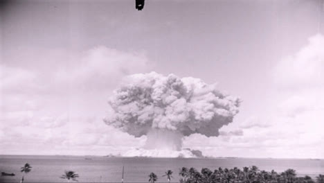 Archivclip-Der-Detonation-Einer-Atombombe-Vor-Der-Tropischen-Küste