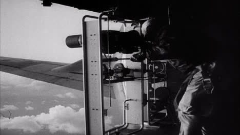 Clip-De-Archivo-Del-Operador-De-Cámara-En-Un-Avión-Filmando-Una-Explosión-De-Bomba-Nuclear