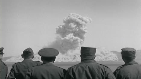 1950-Personal-Militar-Estadounidense-Observando-La-Examen-De-Bomba-Nuclear-Desde-La-Distancia