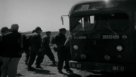 1955-Amerikanisches-Militärpersonal-Bestieg-Transportfahrzeuge-In-Der-Wüste