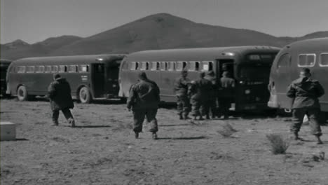 1955-Amerikanisches-Militärpersonal-Bestieg-Fahrzeuge-In-Der-Wüste
