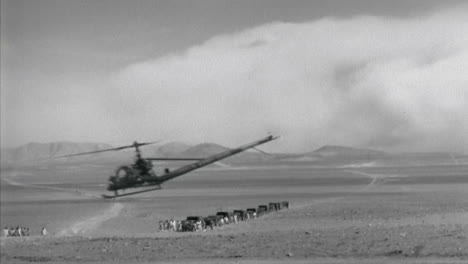1950-Helicóptero-Ligero-Volando-Bajo-Por-El-Desierto