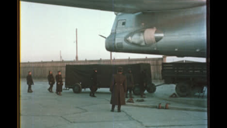 Fracht-Wird-In-Ein-Sowjetisches-Flugzeug-Der-Tu-16-Geladen-Loaded