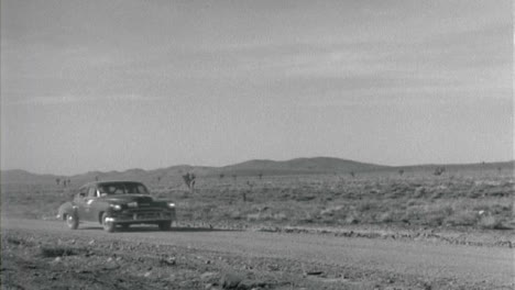 Vehículos-De-La-Década-De-1950-Conduciendo-Por-El-Desierto-Durante-El-Ejercicio-Nuclear-Estadounidense