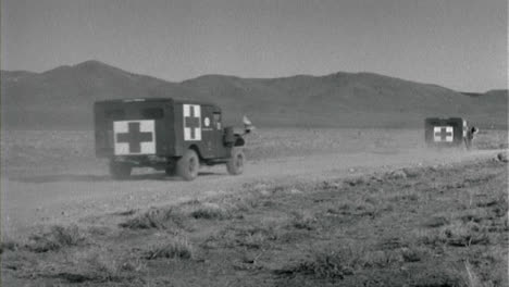 Vehículos-De-1950-Conduciendo-Al-Sitio-De-Examen-Durante-El-Ejercicio-Nuclear-Estadounidense