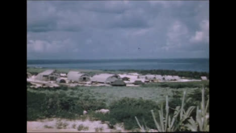 1945-Dicker-Mann-Und-Kleiner-Junge-Atombombenvorbereitungen-Auf-Tinian-Island-006