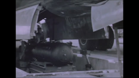 1945-Dicker-Mann-Und-Kleiner-Junge-Atombombenvorbereitungen-Auf-Tinian-Island-016