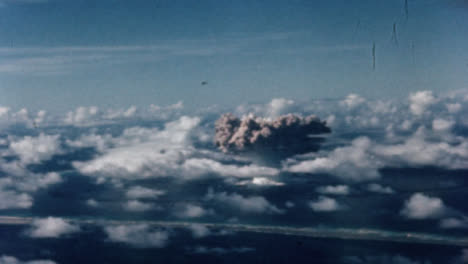 1946-Baker-Atomic-Bomb-During-Operation-Crossroads-at-Bikini-Atoll-001
